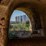 Entriamo cos� nell�ipogeo, percorrendo un corridoio voltato a botte. Un arco si apre su una parete come fosse una finestra, permettendoci di osservare l�area appena lasciata